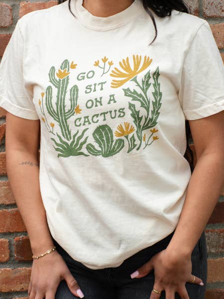 Camiseta Unisex "Go Sit On a Cactus" - Marfil para venta al por mayor de Modern Pastime