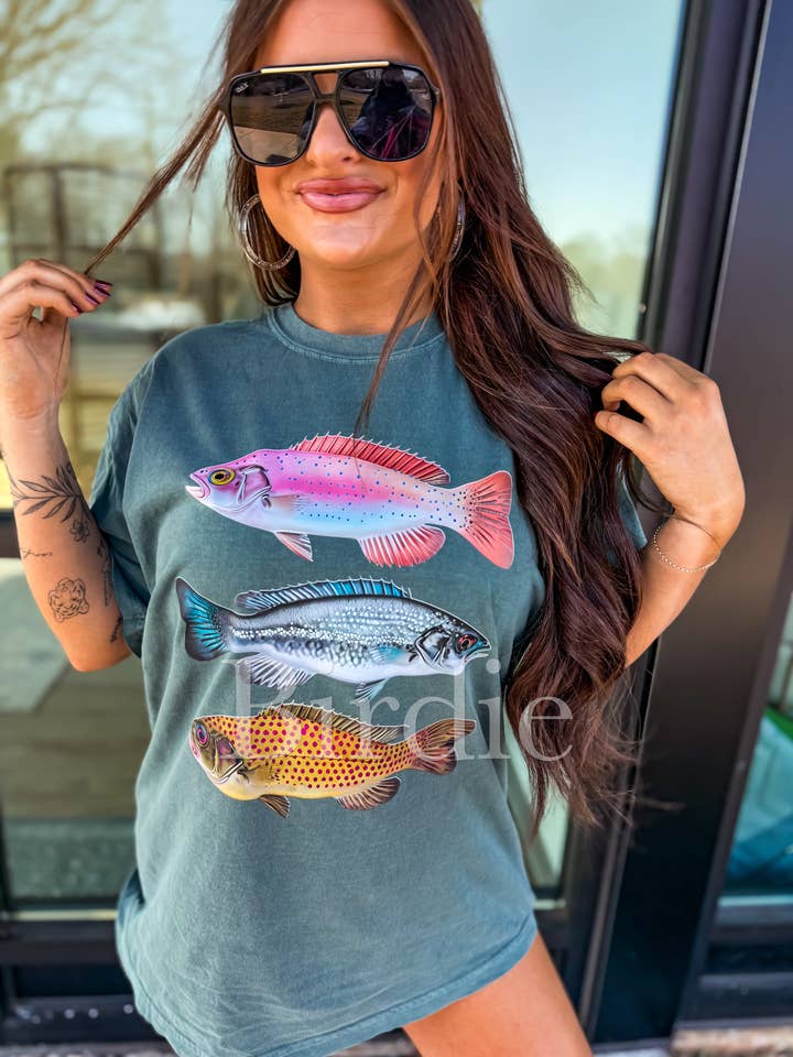 T-shirt graphique Trois Poissons sur Épicéa Bleu pour la vente par birdie