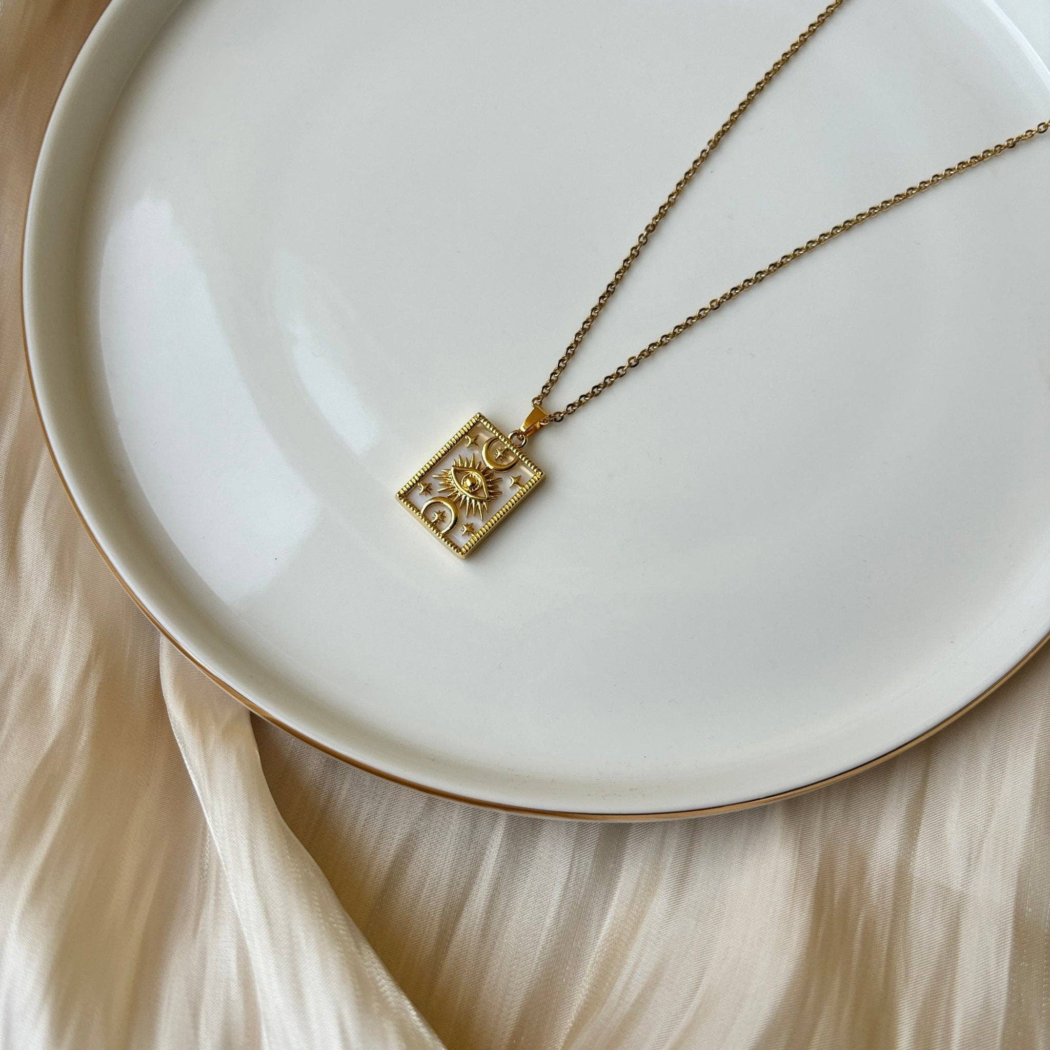 DUESTELLE ITALIA – wholesale Pendant/charm necklace – Serenity Pearl Protector - Celestial Necklace with Mother of Pearl4