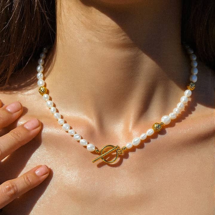 Penelope 18K Gold Natural Baroque Pearl Choker for wholesale on Faire0