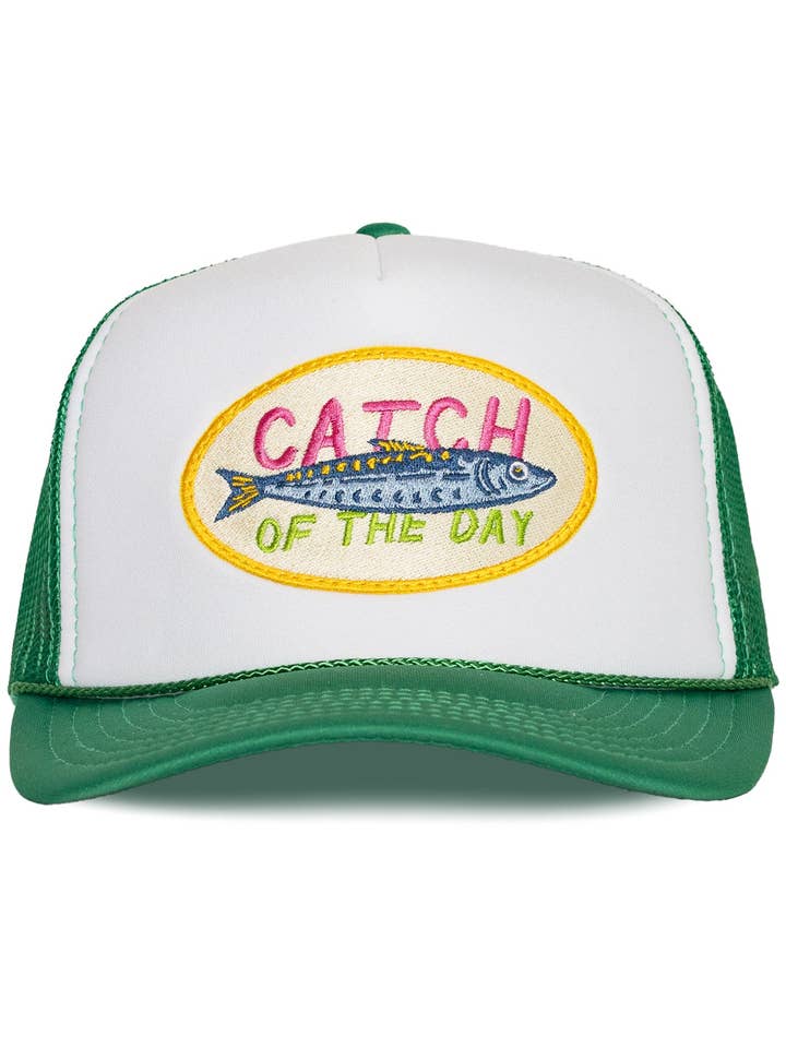 Casquette de camionneur "Catch of the Day" en vert fendu pour la vente par Friday Feelin'