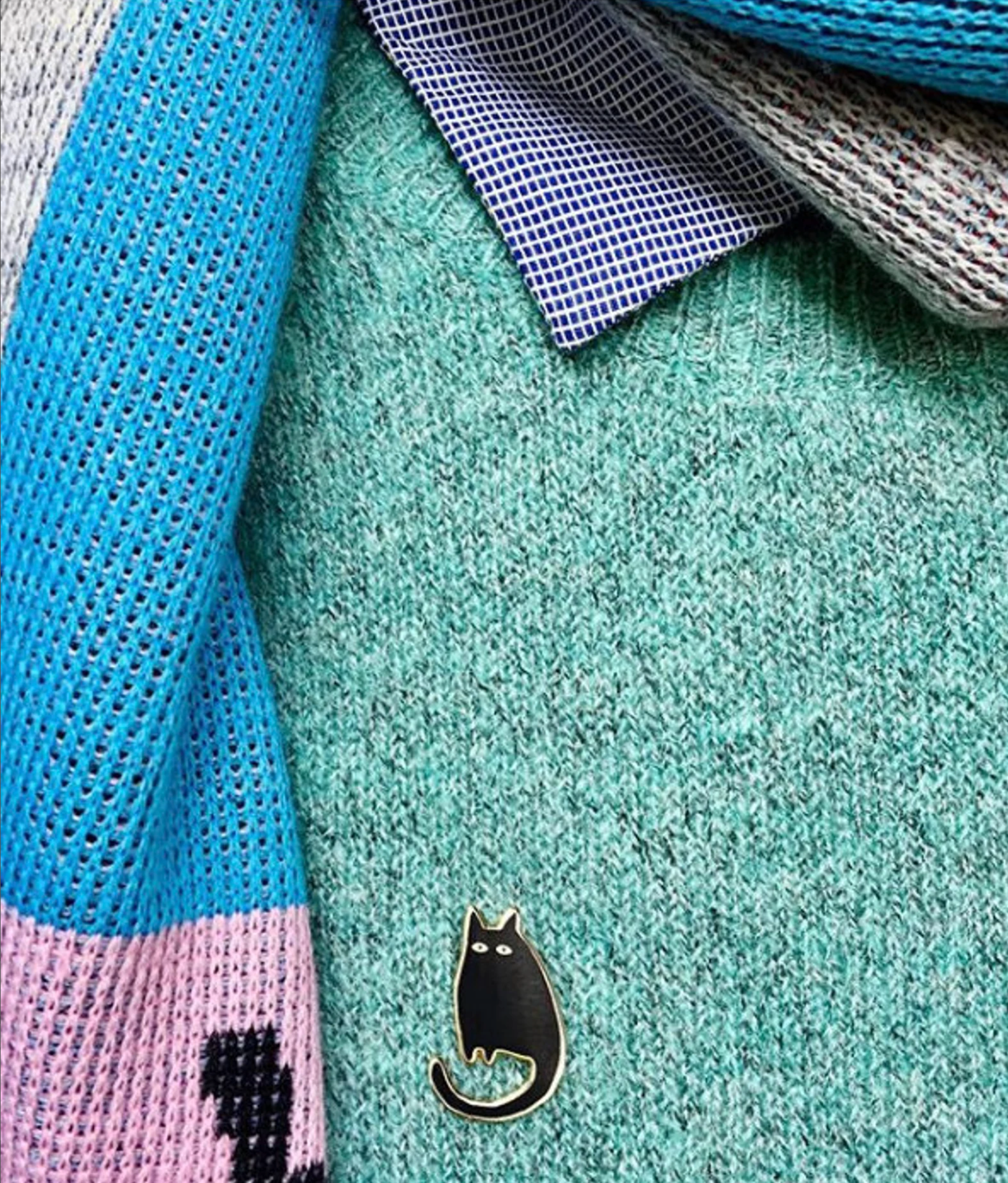 Atelier Titi Ellen de Bruijn - Wholesale Lapel Pin/Button - Kees the cat, A cute black & gold enamel cat pin3