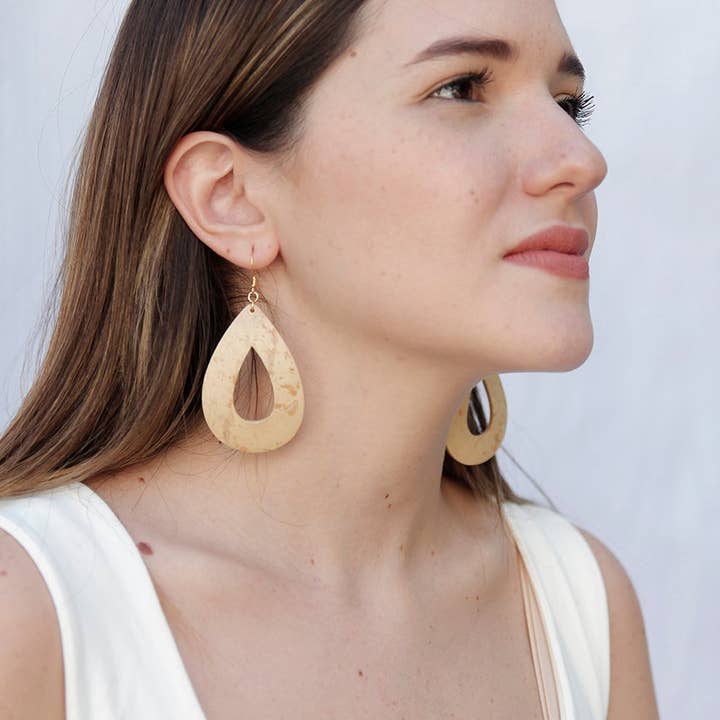 Coco & Souls - Venta al por mayor Pendientes colgantes - Pendientes de cáscara de coco con forma de lágrima hueca blanca2