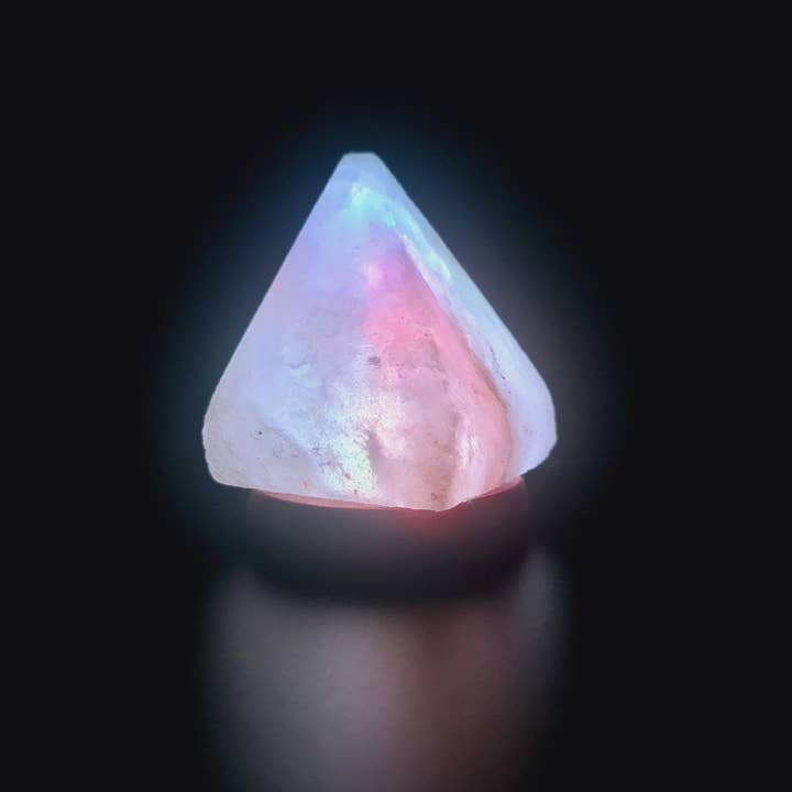 Gemstone Gifts Ltd. – Großhandel Salzlampen – Himalaya-Salz USB-Lampe mit Farbwechsel — Pyramide