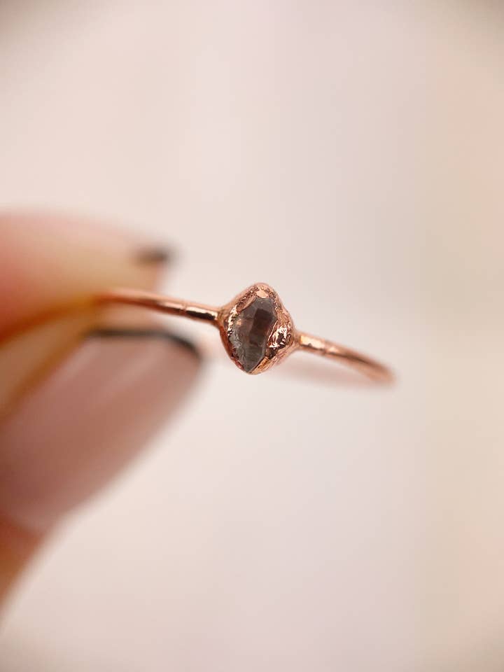 Verticale Herkimer-diamantring in koper voor wholesale door Lyon and Feather