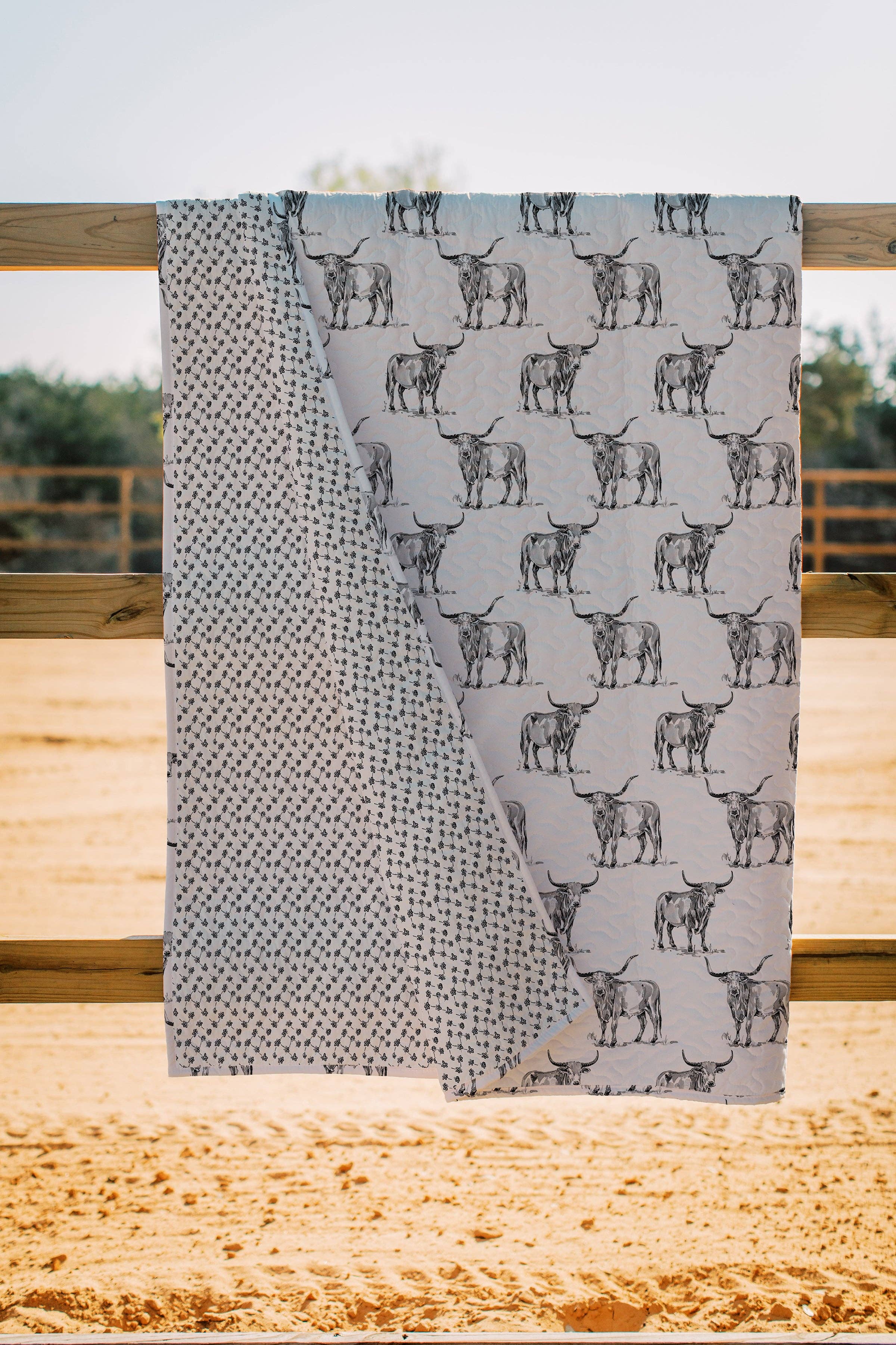 Ida Mae Home - Wholesale Quilt - Longhorn Icon Linen/Black Quilt0