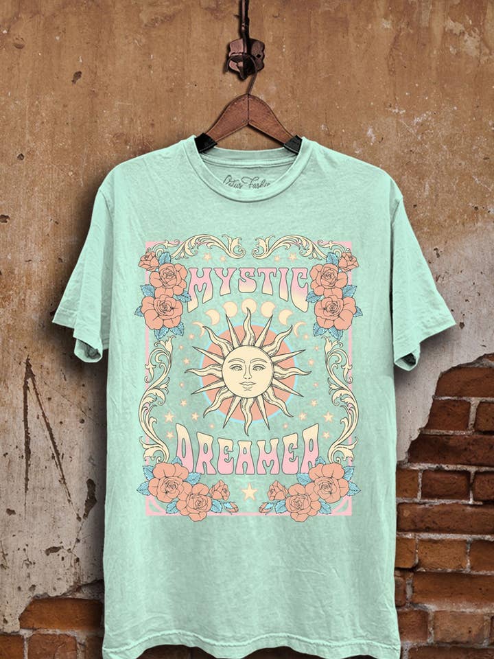 Top con grafica Mystic Dreamer per la vendita all'ingrosso da parte di Lotus Fashion Collection