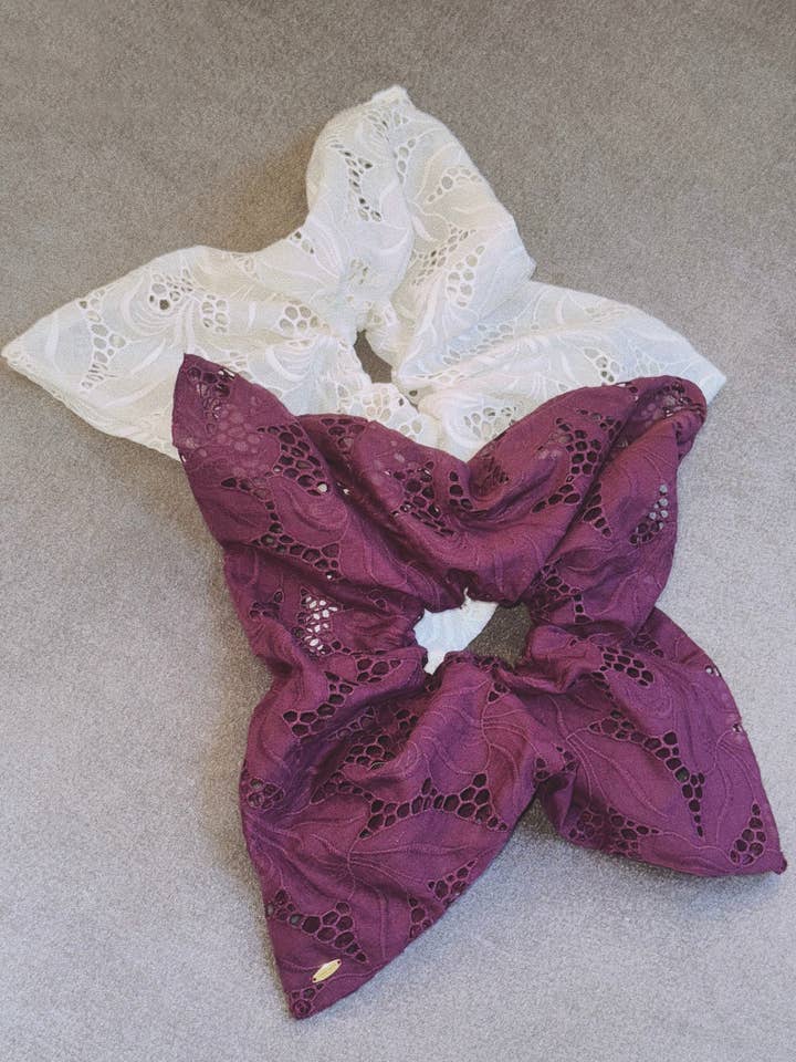 Avery Scrunchie em Broderie Anglaise Freesia por atacado de Jasmine Chong