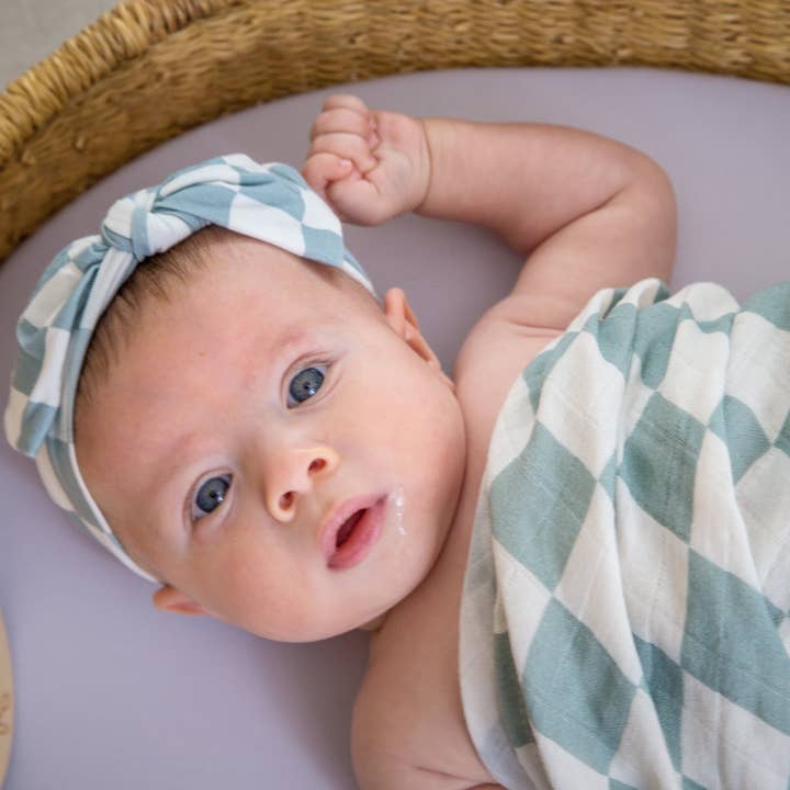 Miaoberry – wholesale Swaddleset - Baby – Ekologiskt muslinsvepset med matchande mössa och rosett, salviarutigt