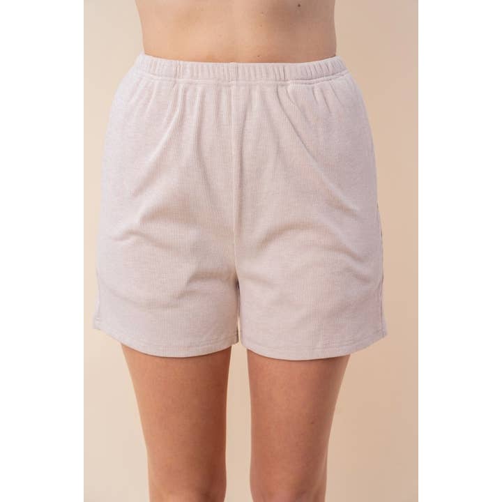 P80069 Einfarbige Strickshorts mit hoher Taille für den Großhandel von White Birch