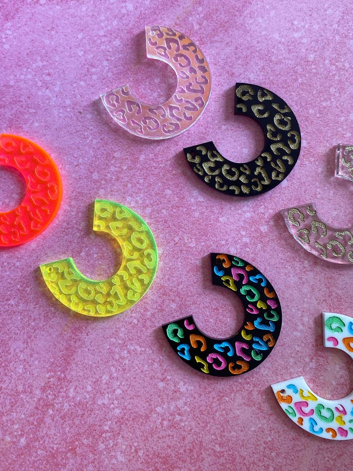 Orecchini pendenti a forma di leopardo per la vendita all'ingrosso da parte di Shecollected Jewelry