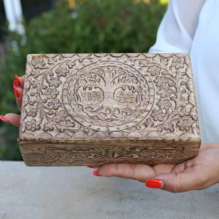 Stor håndskåret opbevaringsæske i træ med Livets Træ-design for engroshandel hos Lungta Imports