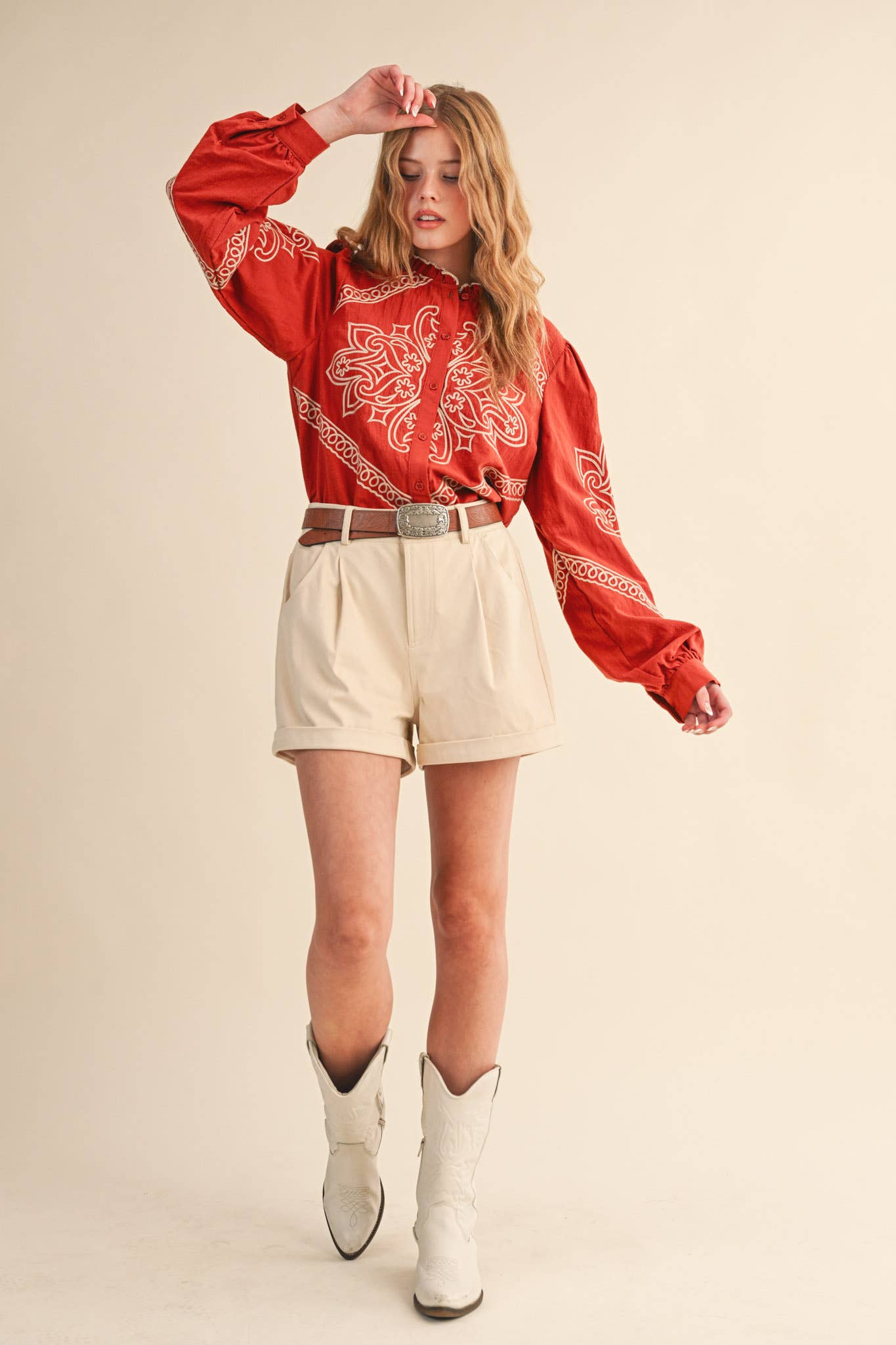 &MERCI – Engroshandel Skjorte med buttondown – til kvinder – BRODERET MOCK NECK KNAPPEBLUSE MTP333681