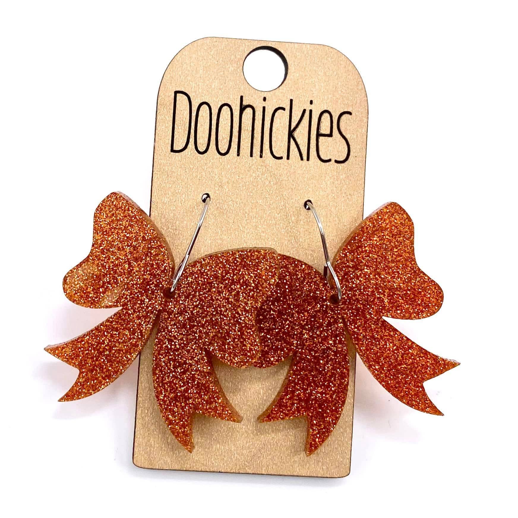 Doohickies - Vente Boucles d'oreilles pendantes - Boucles d'oreilles pendantes avec nœud à paillettes de 1,5" - Boucles d'oreilles personnalisées esprit d'école - 9 options de couleur3