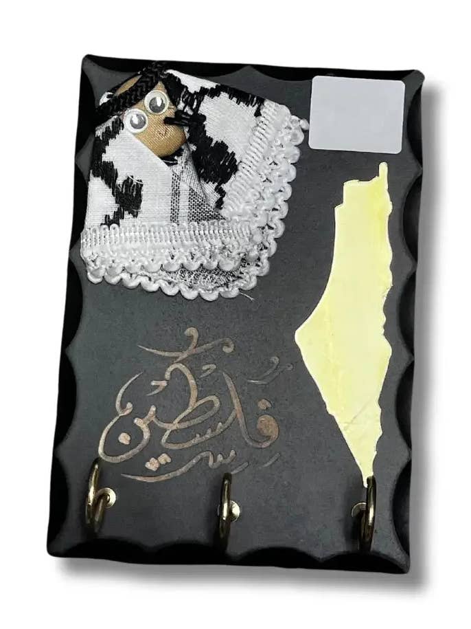 Palestijnse woondecoratie met gouden kaart en kuffiyeh-ontwerp voor wholesale door Palestinian Elegance