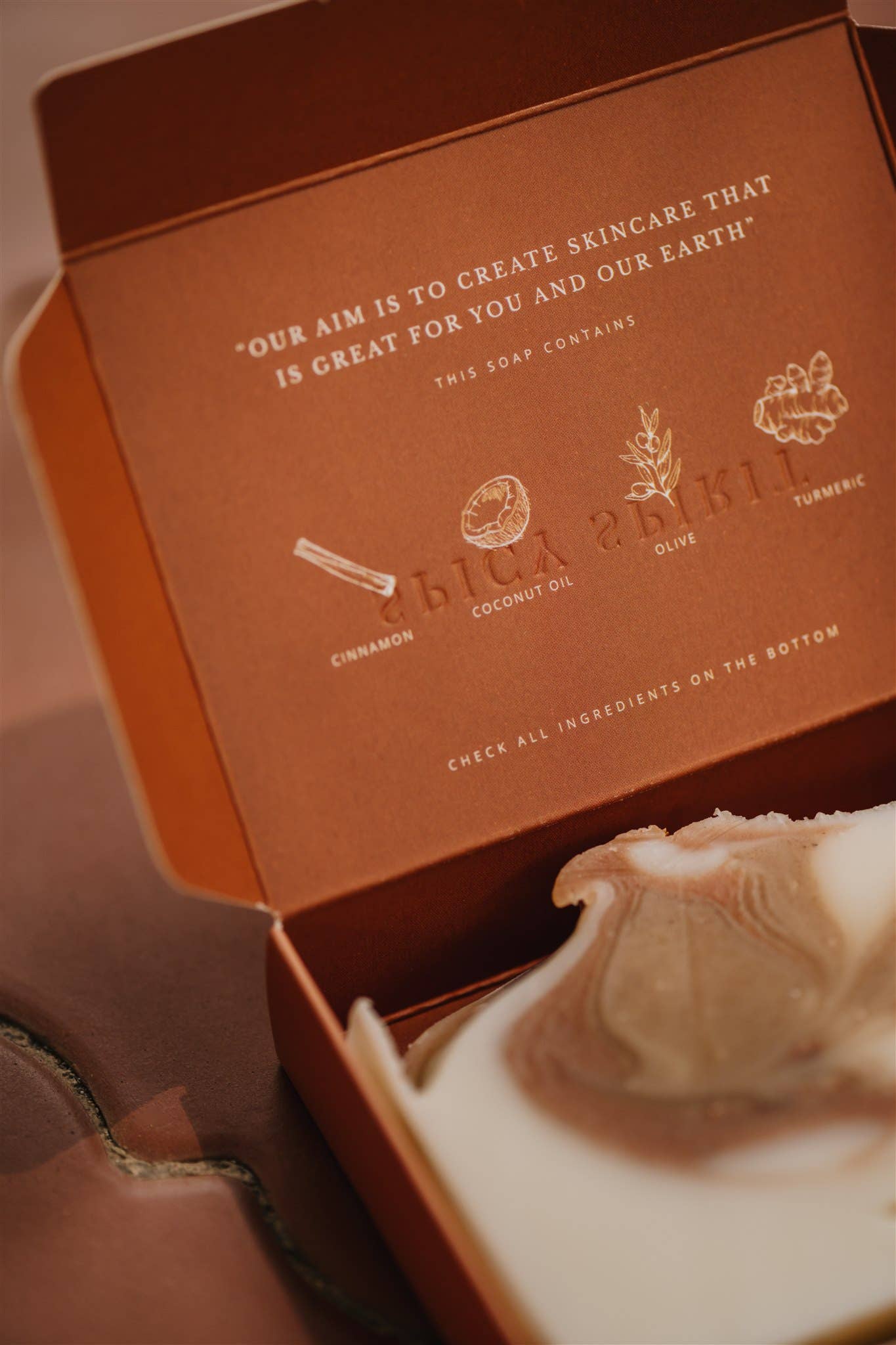 Azur Natural Bodycare BV – sabonete sólido por atacado – SPICY SPIRIT | sabonete em barra | sabão natural6