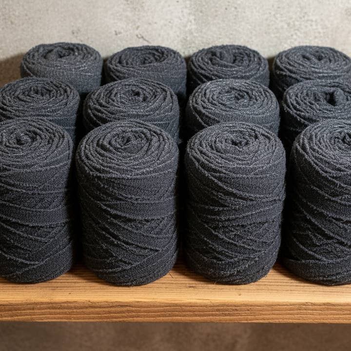 Förpackning med 12 små T‑shirt‑garnnystan – andra sortering för wholesale av WelcomeYarn