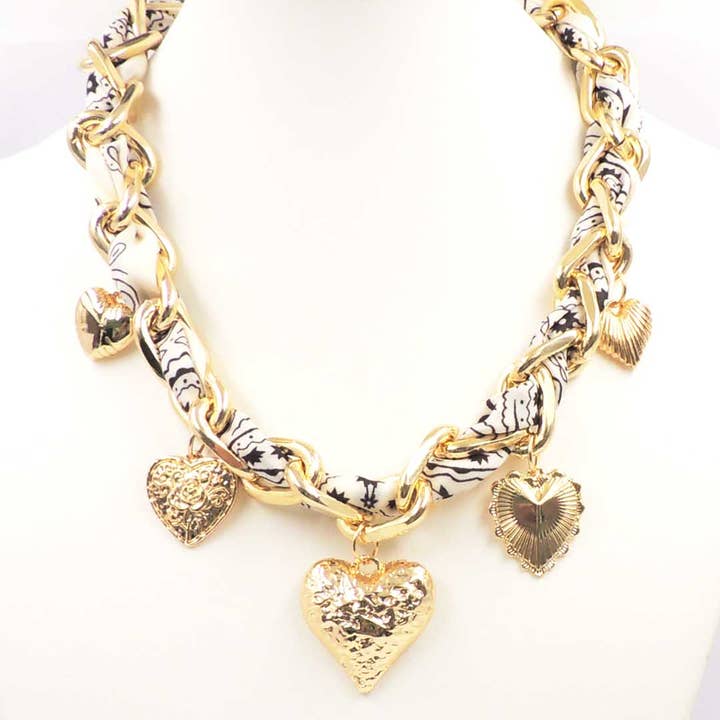 Colar com Corrente Dourada e Pendente de Lenço Envolvido Branco e Preto por atacado de What's Hot