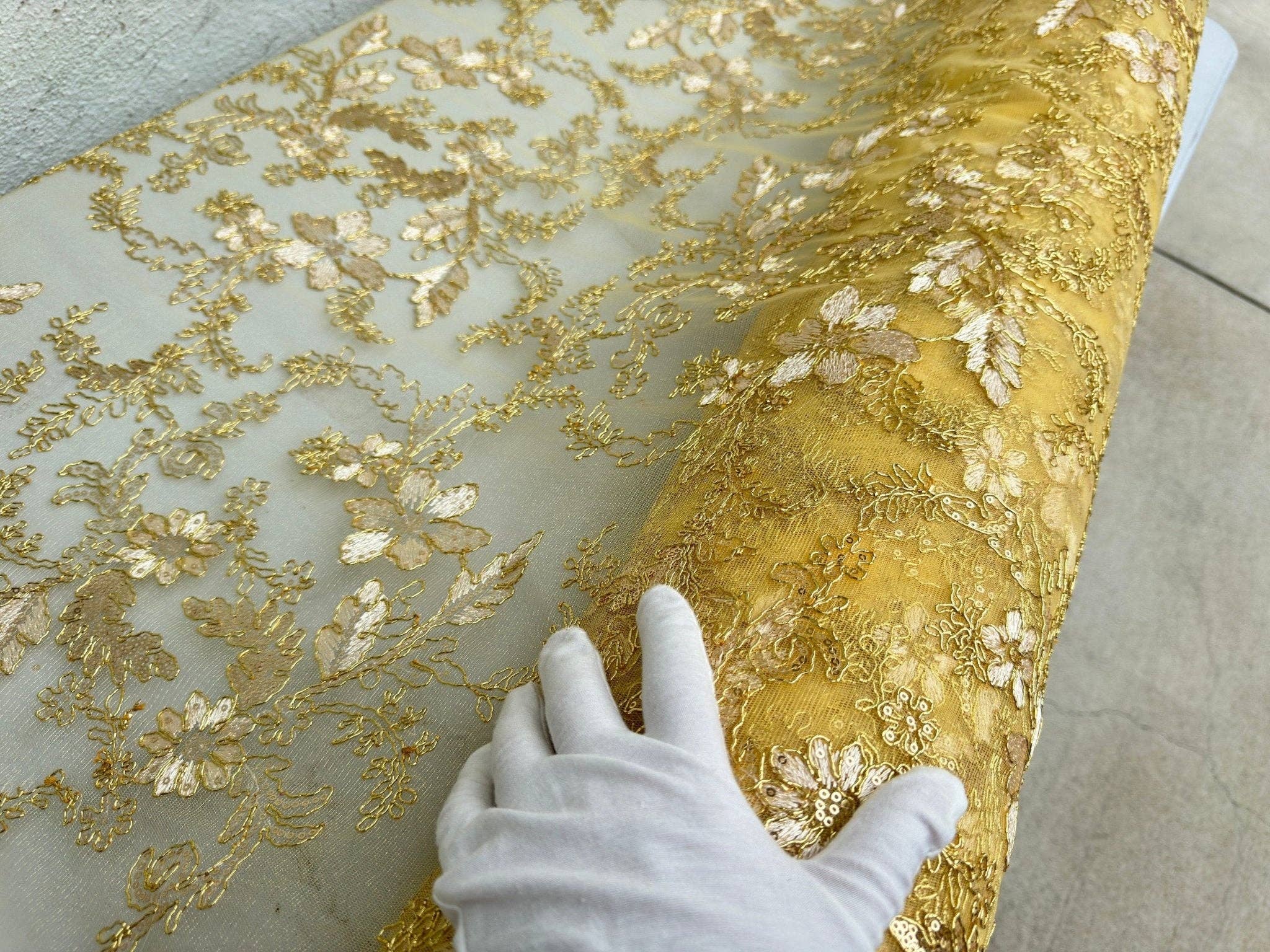 GalaTextile - Venta al por mayor Material para manualidades - Tela de encaje de malla dorada bordada con lentejuelas de encaje con cordones por yarda, no elástica, encaje floral amarillo para vestidos de niña, lazos, vestido de novia,6