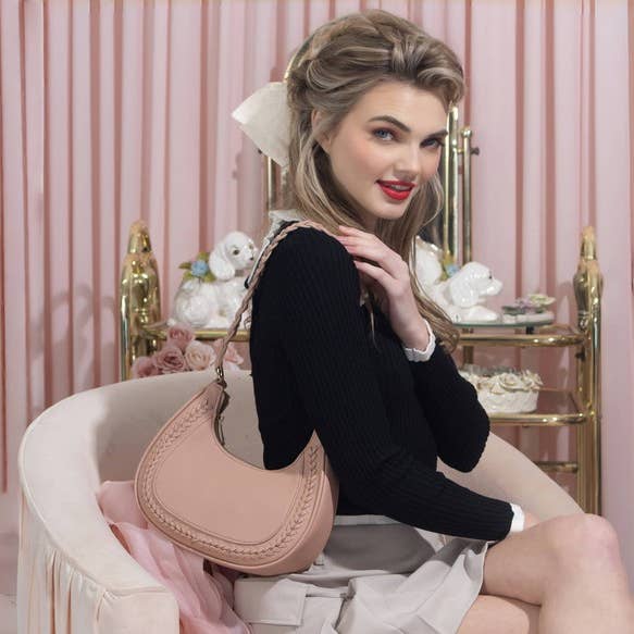 SAC À BANDOULIÈRE ROSIE À POIGNÉE TRESSÉE pour la vente par KAYLA+AVA