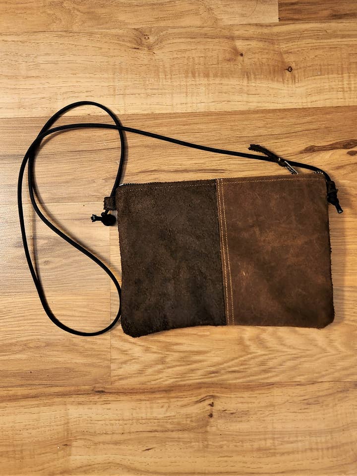 Sac zippé en cuir bicolore Andi - Marron foncé et marron pour la vente par Shift Clothier, Inc.