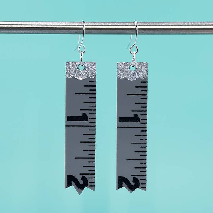 Boucles d'oreilles ruban à mesurer - Gris pour la vente par Art School Dropout