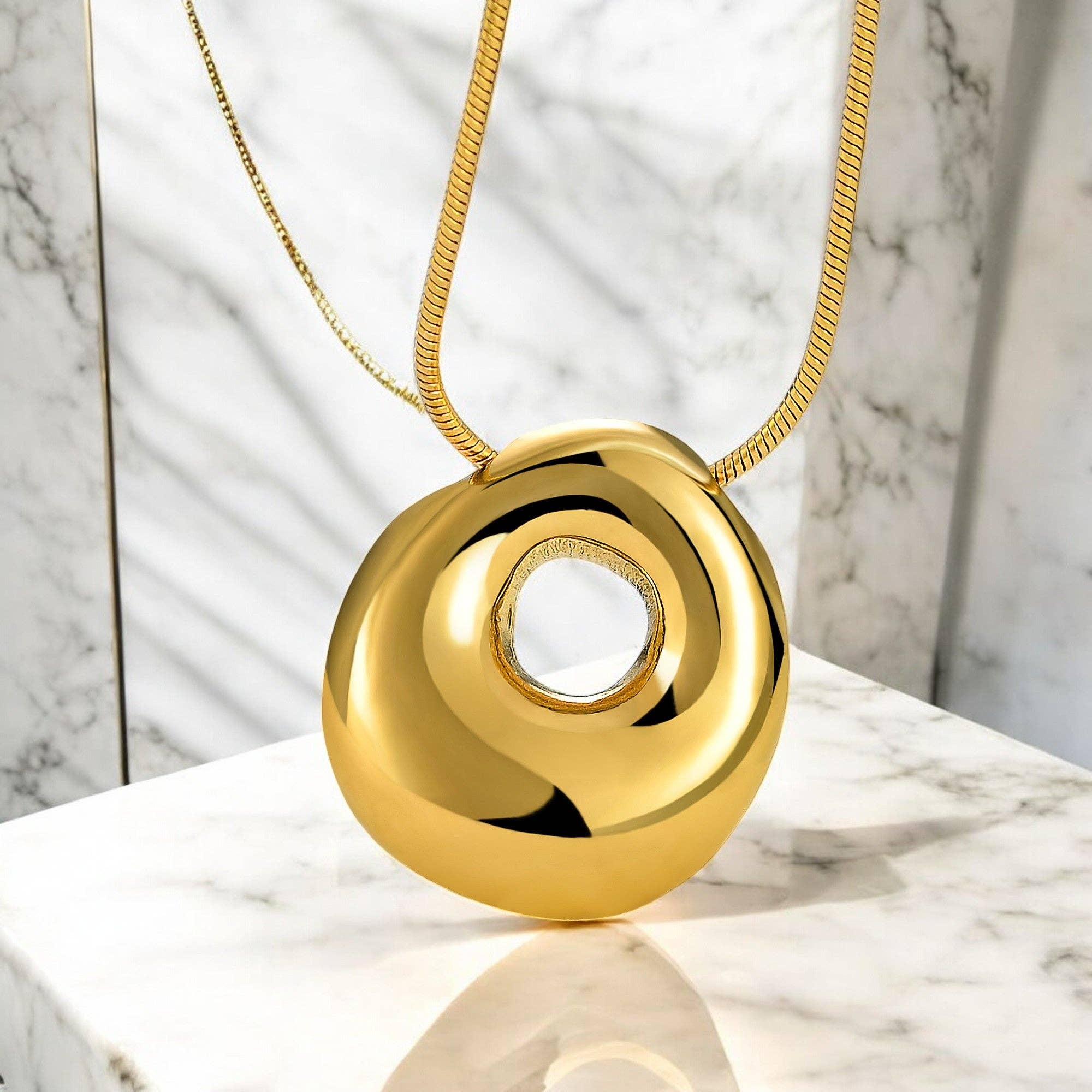 Cape Diablo - Vente Colliers à pendentif - Collier Initiale Lettre Bulle Chute Éclat Doré14