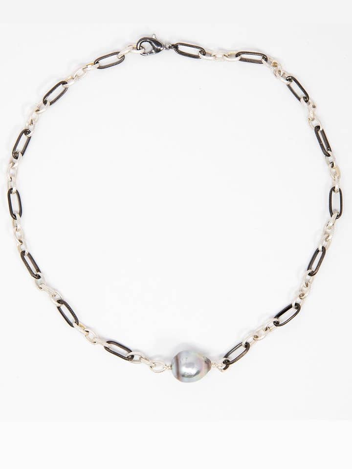 Collier ras de cou en métal mélangé et perle de Tahiti pour la vente par Jocelyn Chemel