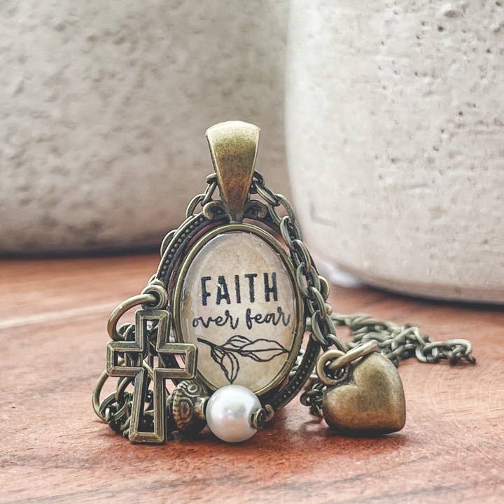Ivy Barn Designs - Vendita all'ingrosso Collana con ciondolo/pendaglio - Collana Faith Over Fear Gioielli ispiratori