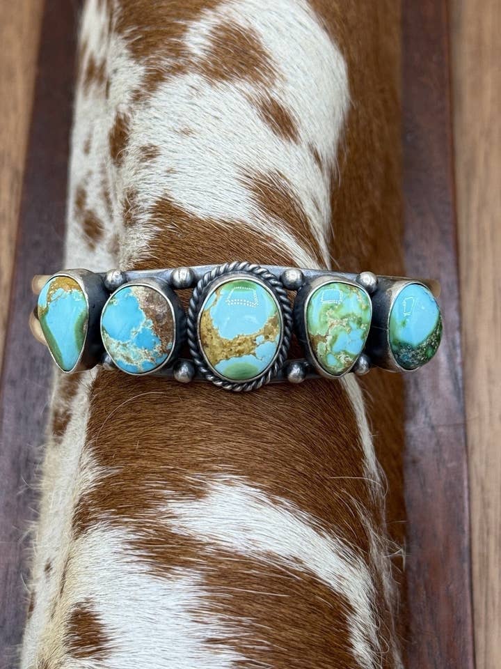 Pulsera de puño de plata esterlina hecha a mano por Navajo con racimo de turquesa Sonoran Gold para venta al por mayor de Native City Jewelry