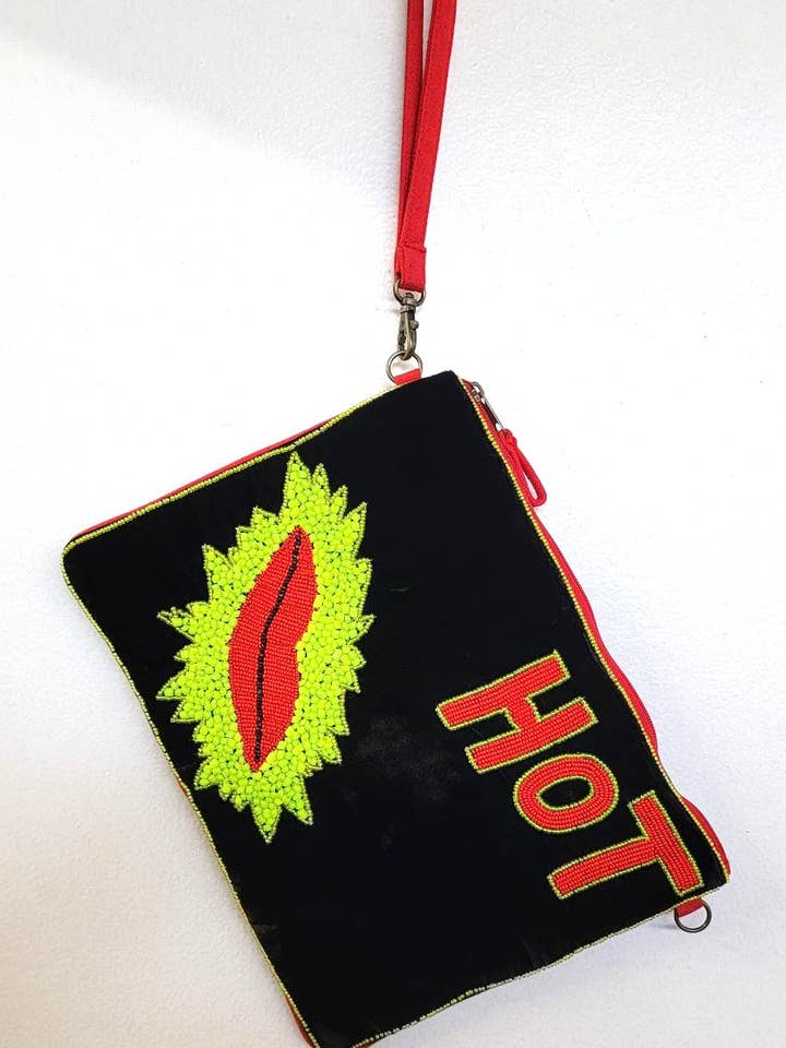 CROSSBODY À FERMETURE ÉCLAIR AVEC PERLES CHAUD pour la vente par Ricki designs