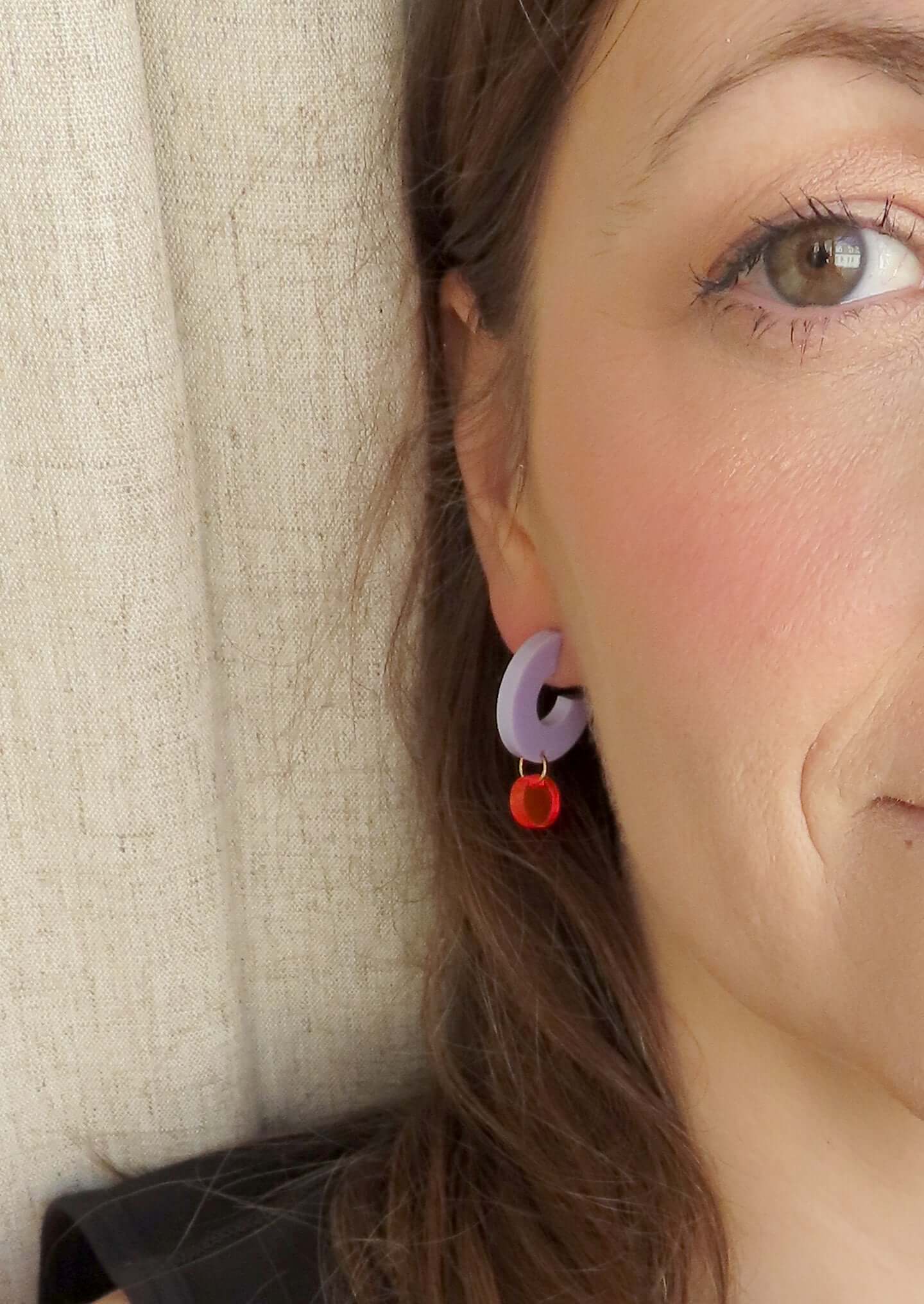 Niemalsmehrohne - Vente Boucles d'oreilles pendantes - Créoles Silva en acrylique et acier inoxydable lilas et jaune néon4