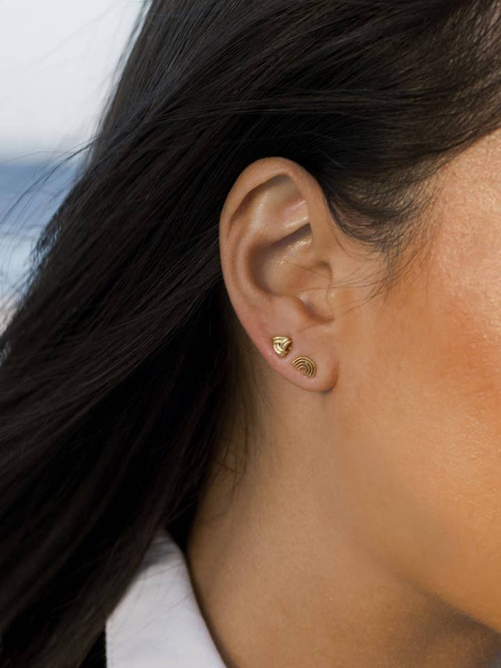 Guld knude Stud Øreringe for engroshandel hos Coast and Cove