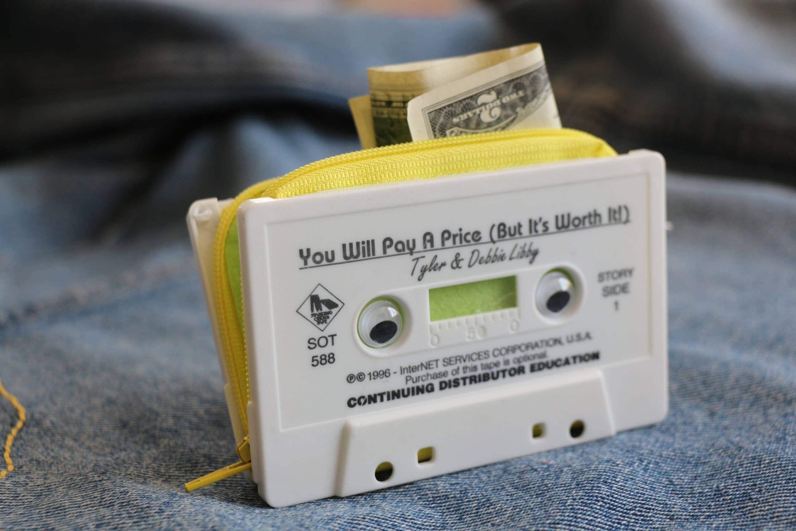 June Bunch Studio – wholesale Myntväska - Dam – Retro anpassad kassettbandplånbok/myntväska7