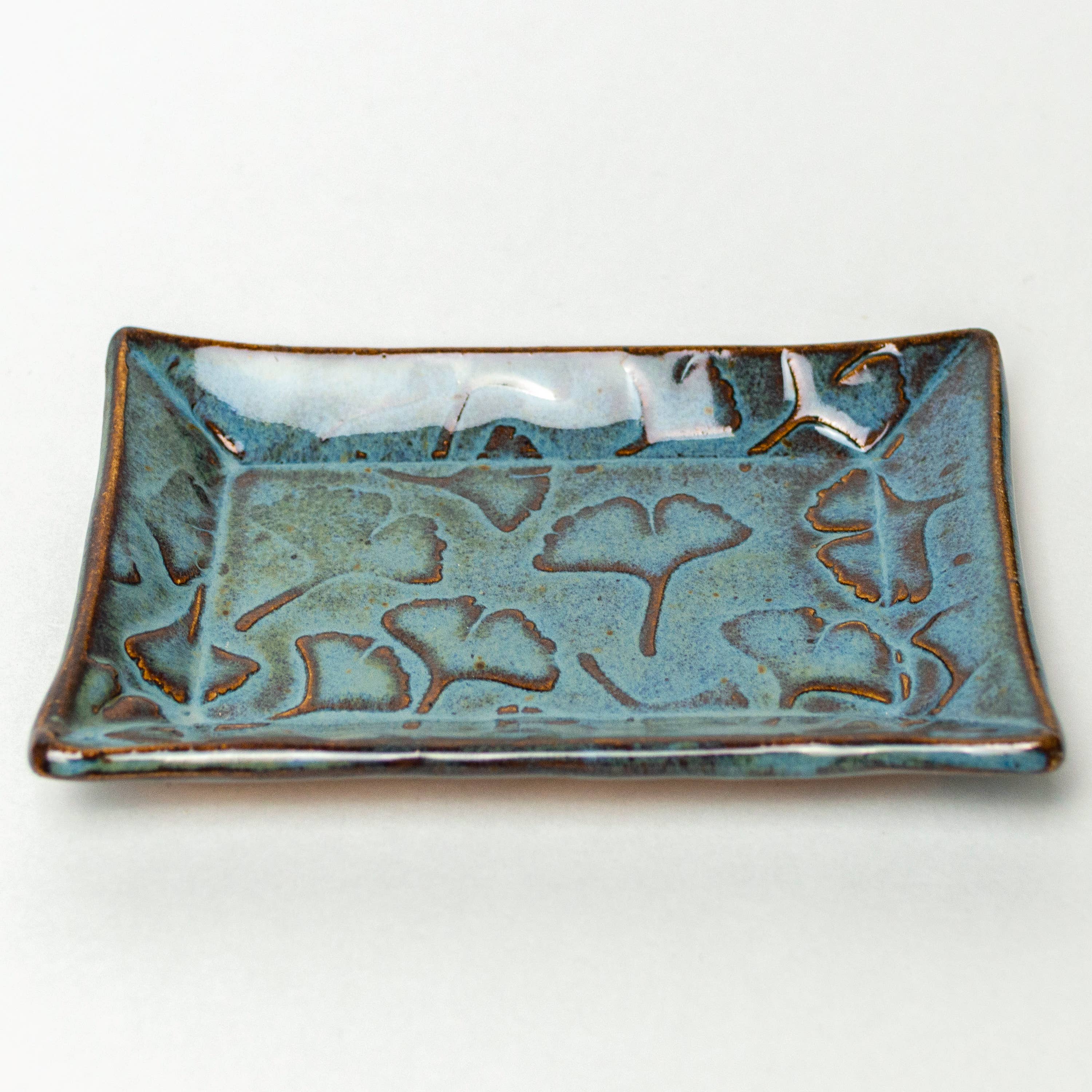 White Squirrel Clayworks – Prato de joias por atacado – Ginkgo azul estampado feito à mão em prato de cerâmica bugiganga de Ohio1