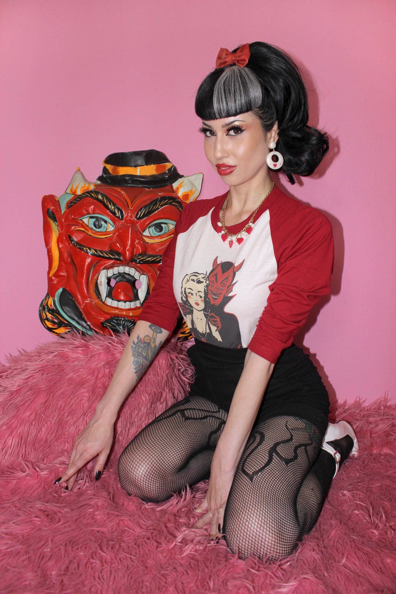 Mischief Made – T-shirt gráfica - Mulher por atacado – [Camisola Unissexo] Deal with the Devil Raglan em Natural/Vermelho1