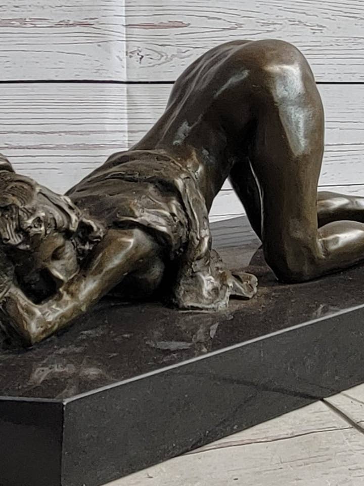 Erotisk konst bronsfigur staty skulptur krypande flicka på knän 7 ”x 15" för wholesale av Bronzhaus