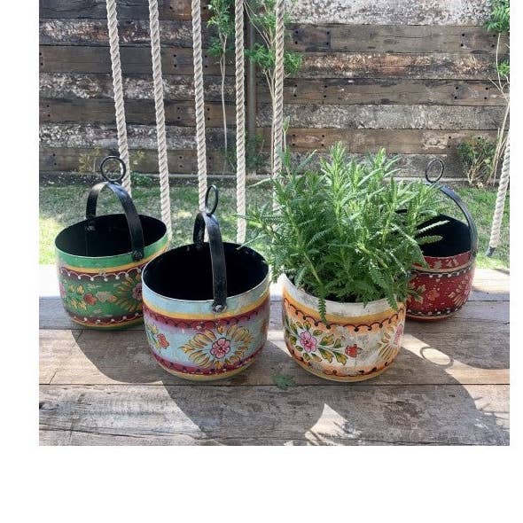 Traditionell handbemalter Metallkochtopf, ideal für Pflanzen. für den Großhandel von Paloma Black (Casa Natura Design, S.L.)