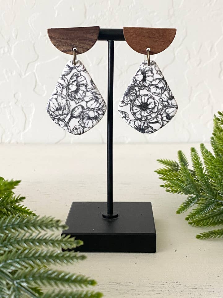 Svartvita örhängen, träörhängen, lerörhängen, boho för wholesale av midnightclayco