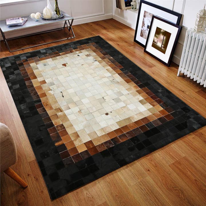 Braun & Beige Patchwork Kuhfell-Teppich mit schwarzem Rand für den Großhandel von Karelias And Sons