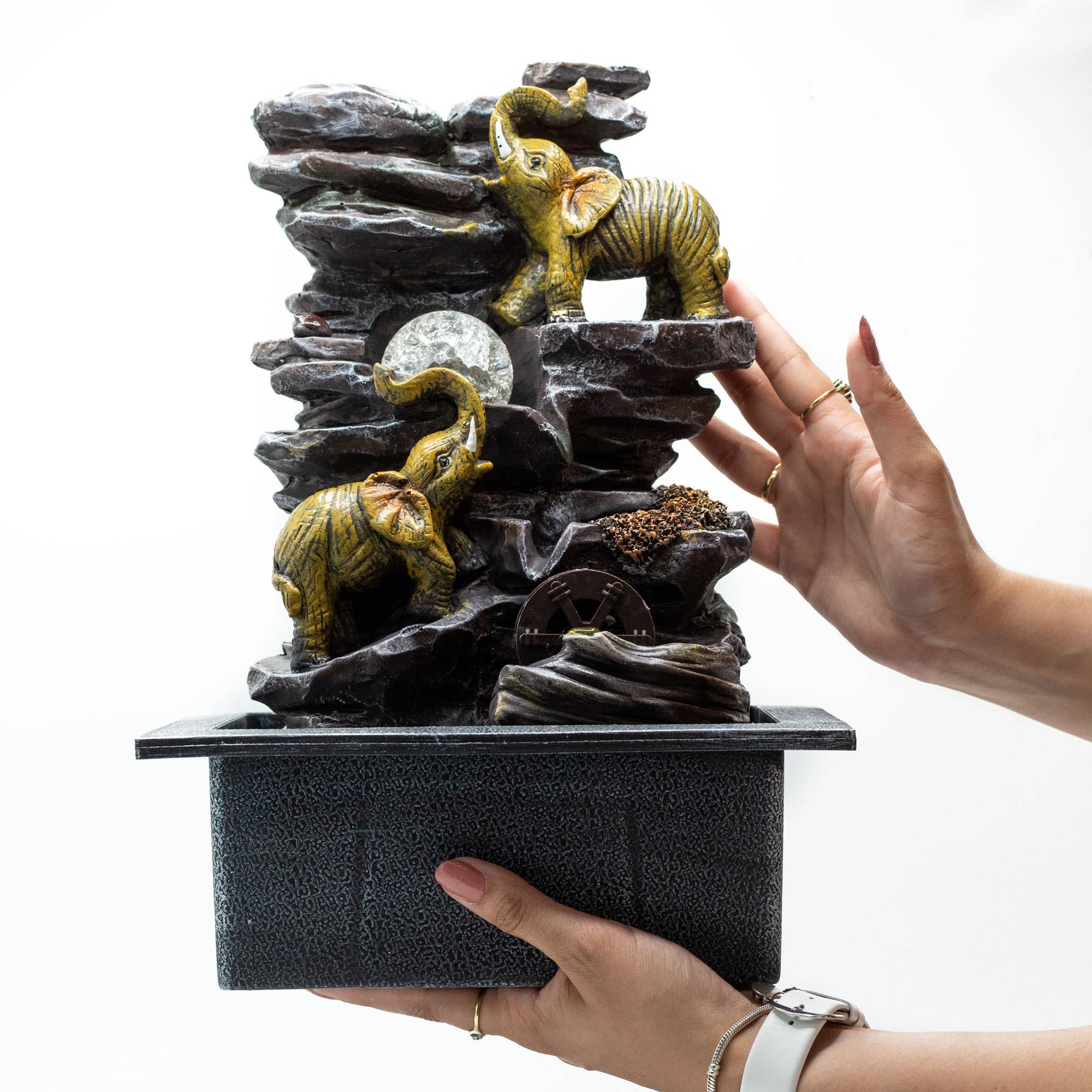 AW Artisan - Vendita all'ingrosso Decorazioni da tavolo - Fontana da interno con elefanti e ruota ad acqua, 35 cm1