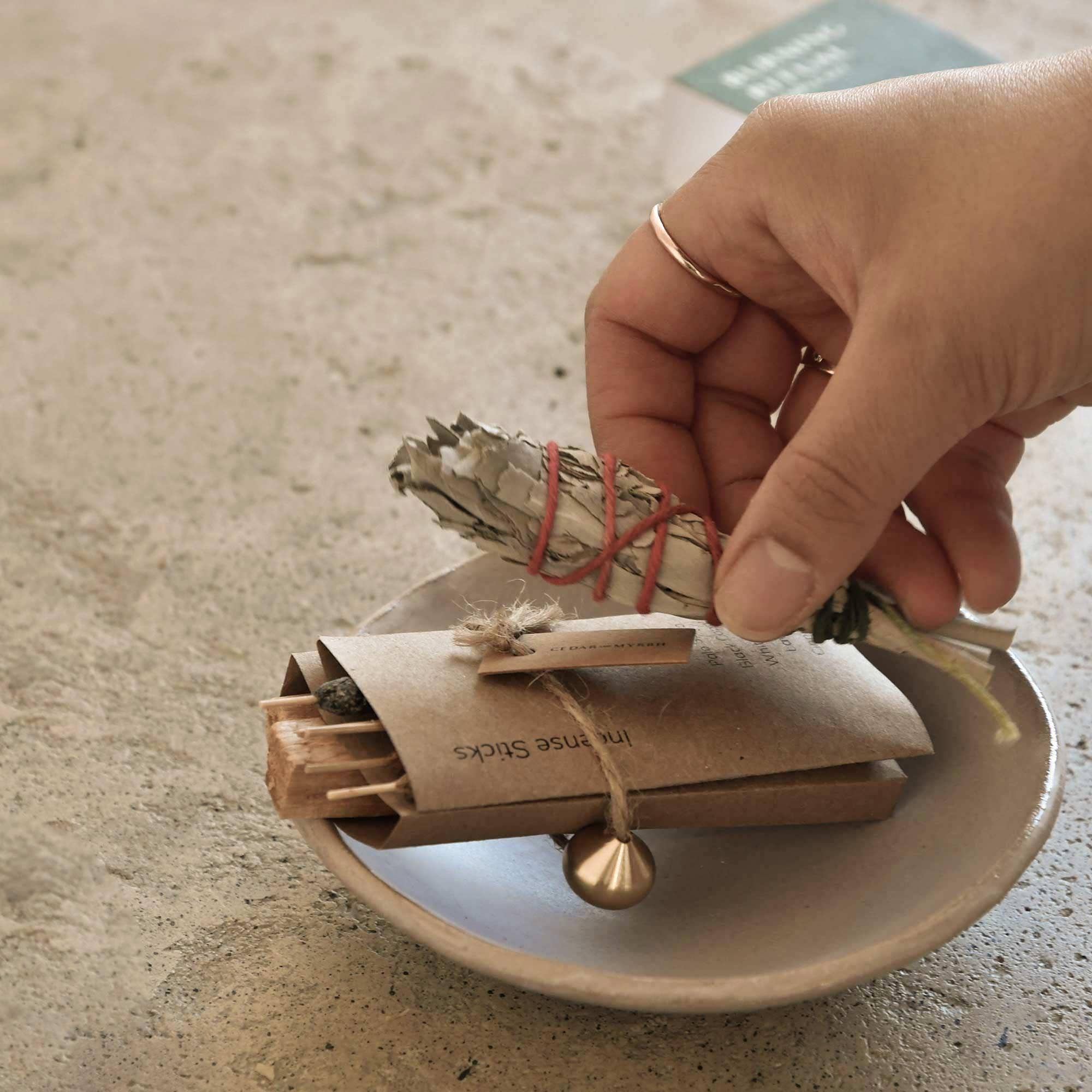 Cedar and Myrrh – Großhandel Meditationszubehör – Heiliges Brennritual-Set - Weihrauch, Palo Santo & Salbei3