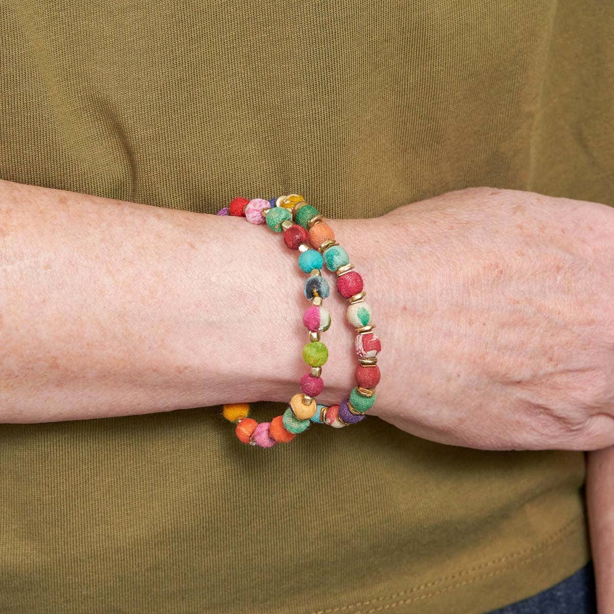 WorldFinds - Venta al por mayor Pulsera de cuentas - Pulsera de borla Kantha con lentejuelas1