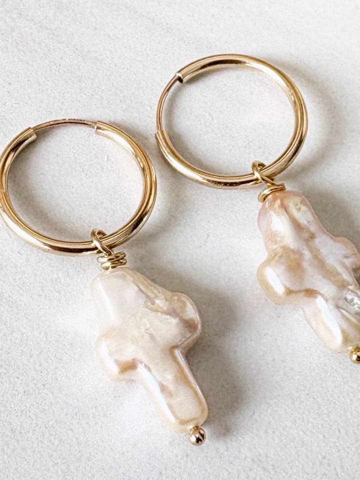 Goudgevulde Kleine Eindeloze Hoepels Zoetwaterparel Kruis voor wholesale door Quinn Sharp Handmade