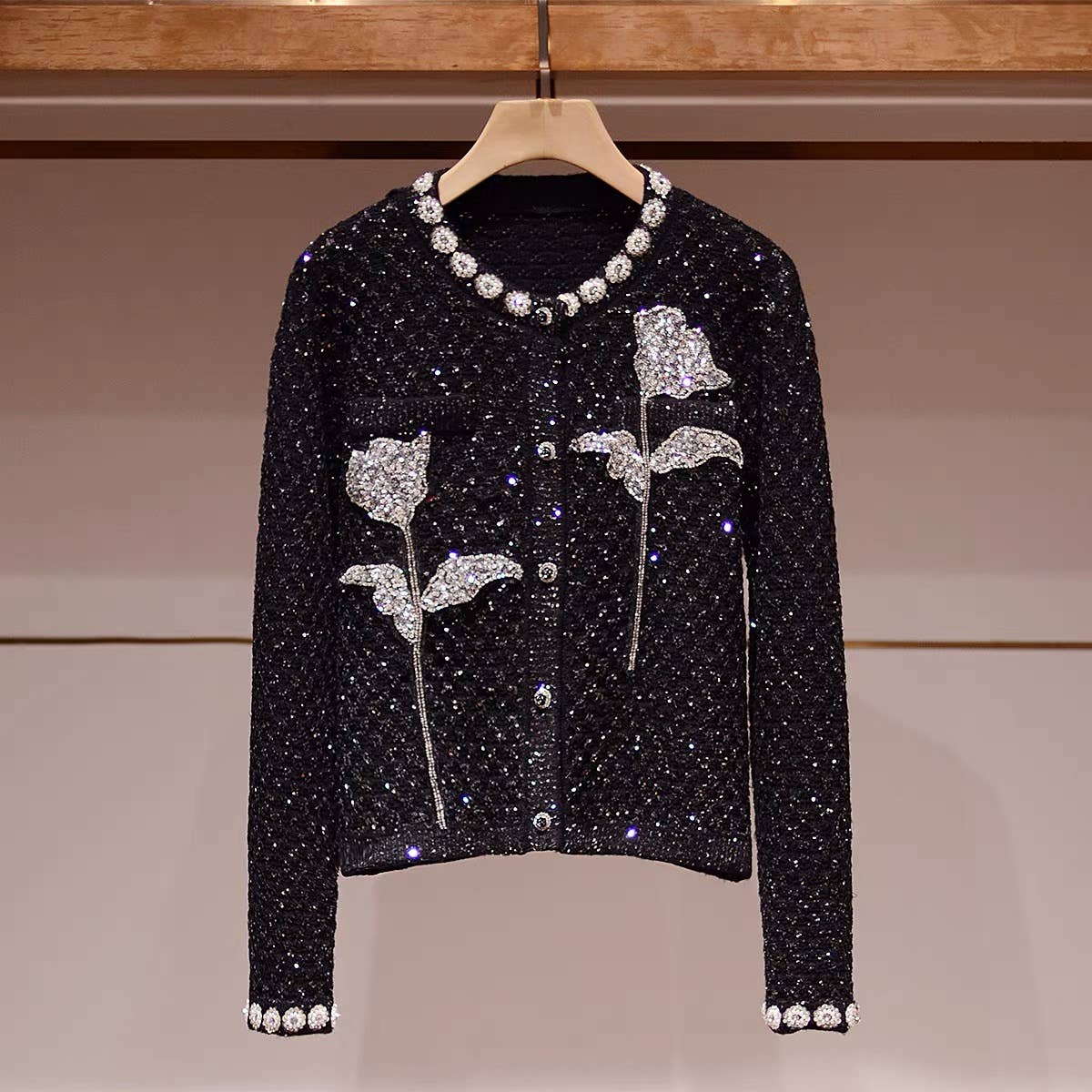 Svart JK241Y Damers Svart Stickad Kofta med Strassdetaljer för wholesale på Faire0