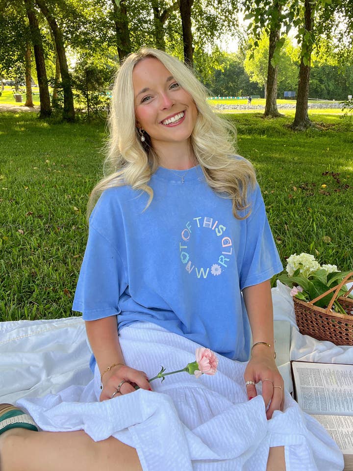 Ikke af Denne Verden Unisex T-shirt for engroshandel hos Elevated Faith