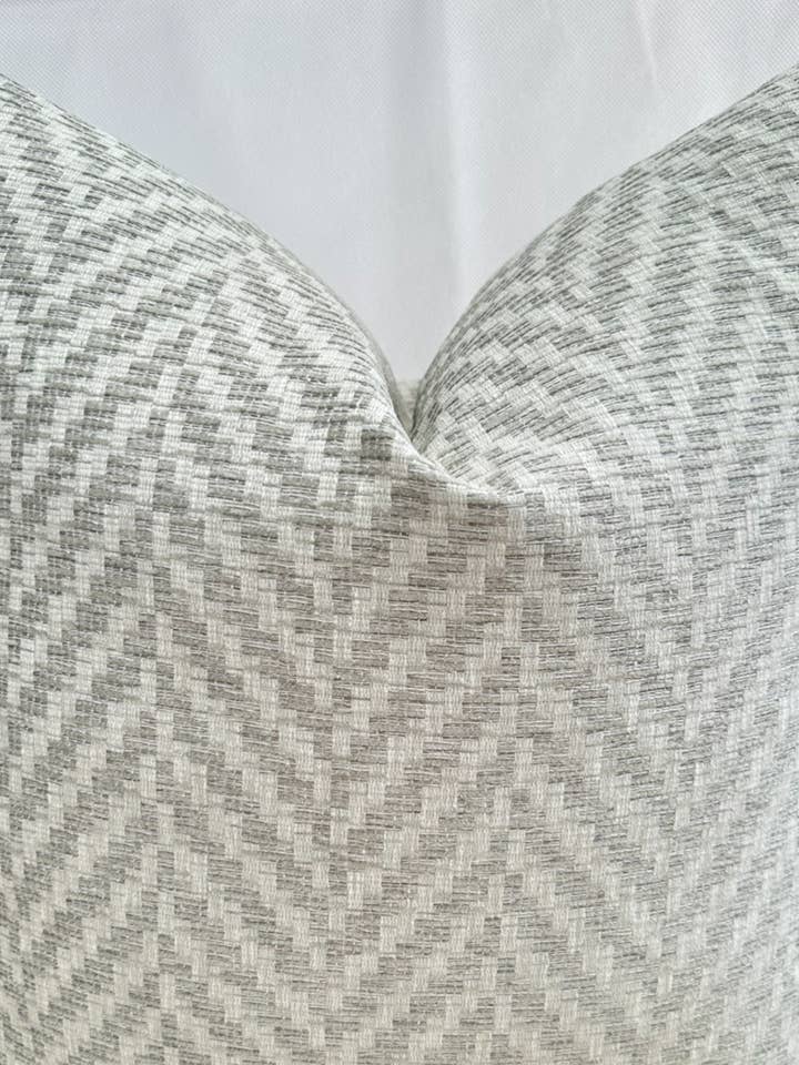 Le Coussin Couture - Le Michi Gris - Style n° 95 pour la vente par The Couture Cushion