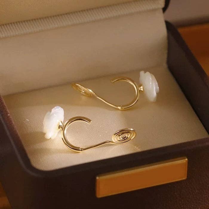 LanLivia - Wholesale Manchet-/omslagoorbellen - Vivid oorklem met roos van parelmoer - één paar4