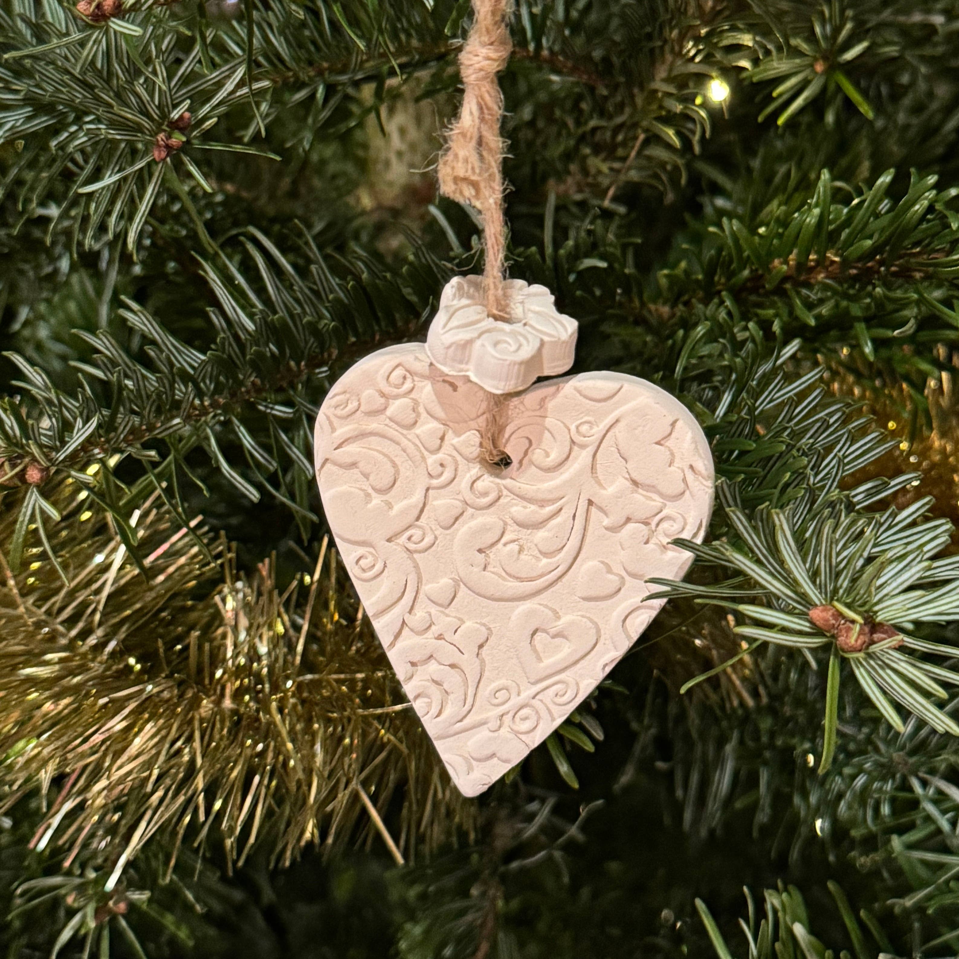 Anoq - Wholesale Reed Diffuser - White ceramic hanging heart fragrance diffuser2