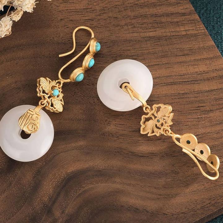 Bright MacMing - Vente Boucles d'oreilles pendantes - Boucles d'oreilles lotus dorées sur jade blanc4
